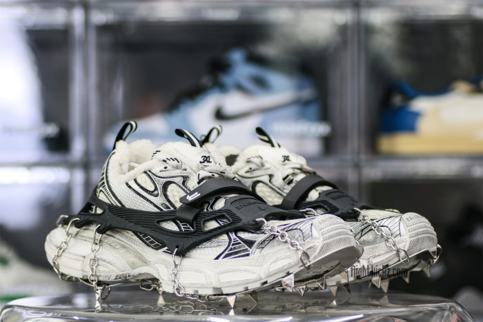 B@lenciag* 3XL Ski Sneaker in White (Removable footwear chains) 