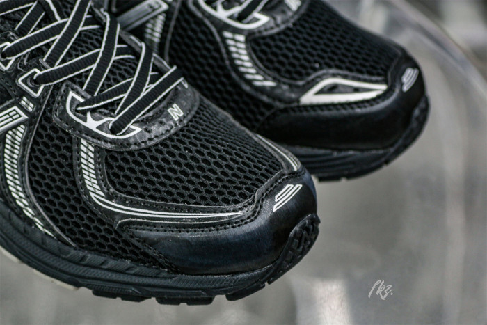 New Balance 860v2 Black Silver