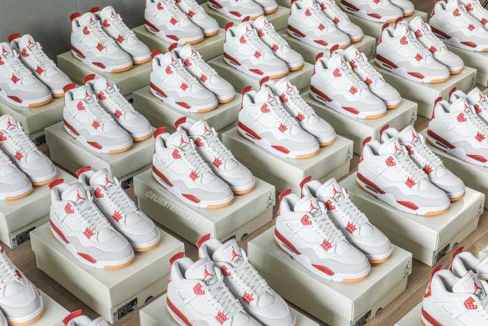 Nike SB x Air Jordan 4  Varsity Red  is a Family & Friends （A1）