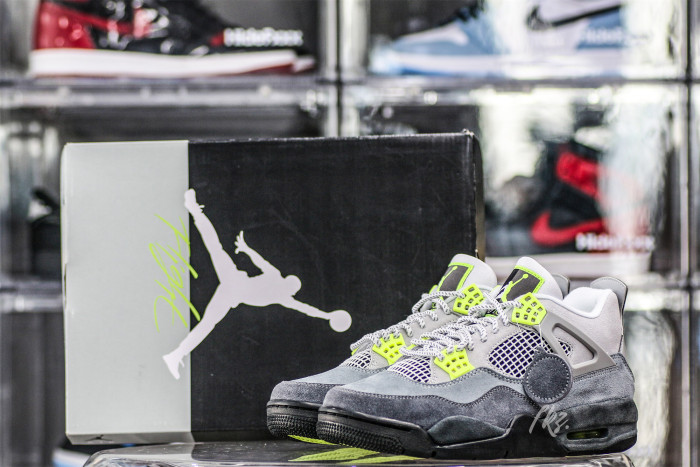 Air Jordan 4 Retro SE Neon
