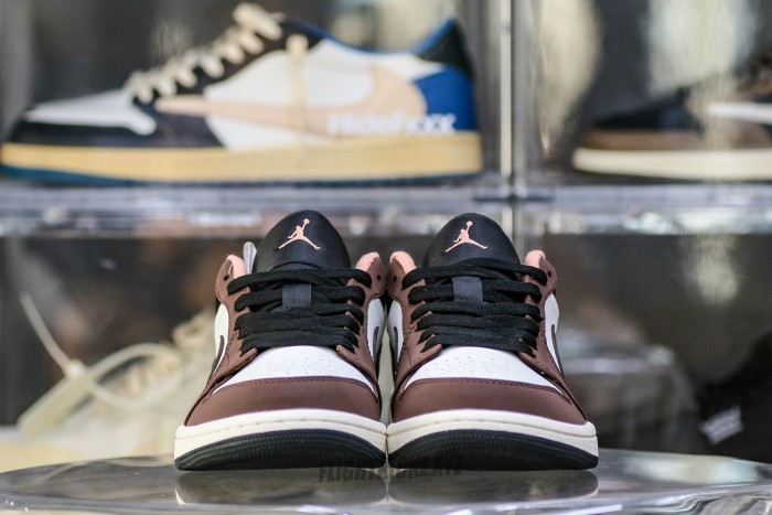 Jordan 1 Low Mocha