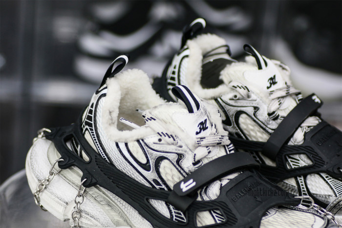 B@lenciag* 3XL Ski Sneaker in White (Removable footwear chains) 