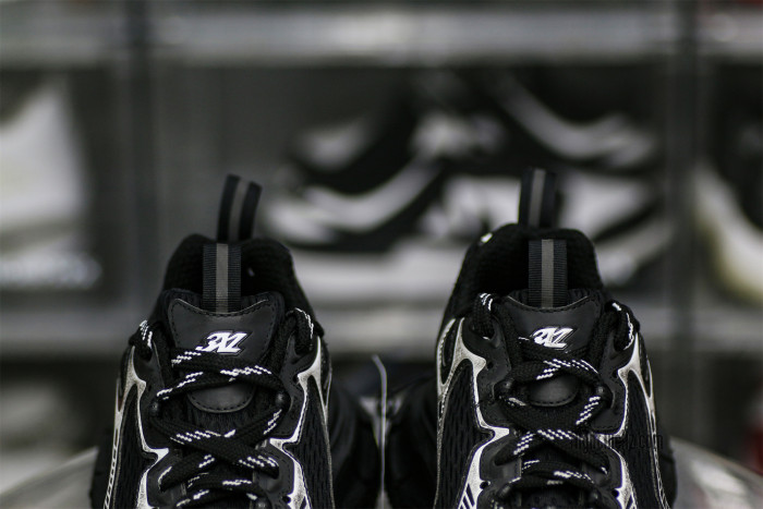 B@lenciag* 3XL Ski Sneaker in Black and white