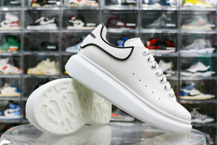 Alexande* McQuee* Oversized Sneaker White Black 3M