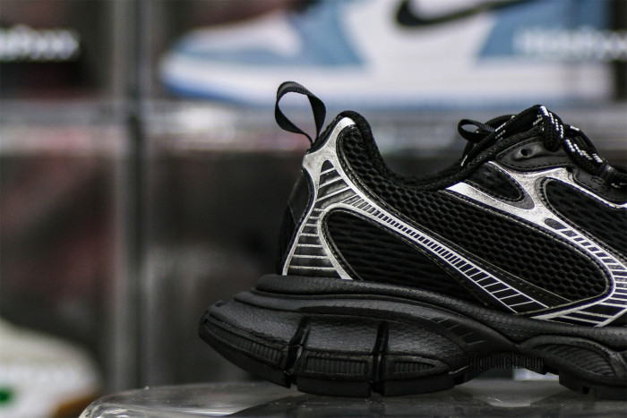 B@lenciag* 3XL Ski Sneaker in Black and white