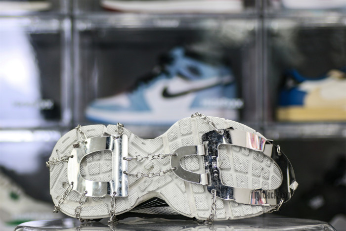 B@lenciag* 3XL Ski Sneaker in White (Removable footwear chains) 