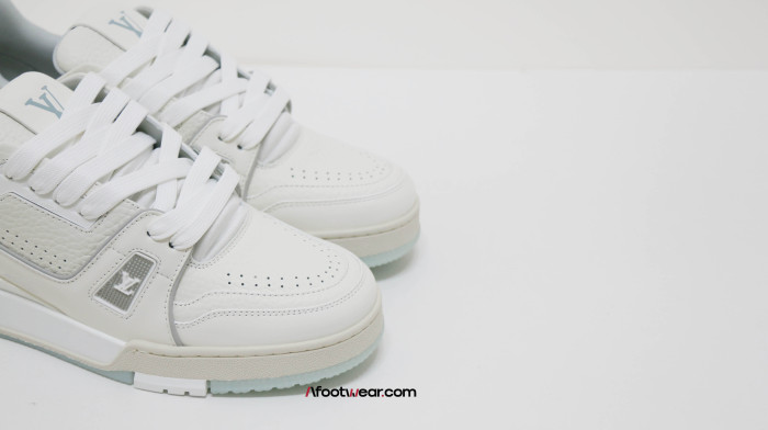 Lou1s Vuitt0n Trainer White Signature