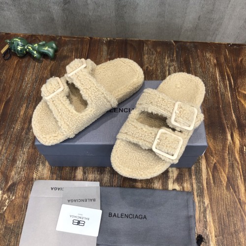 BL fluffy slippers
