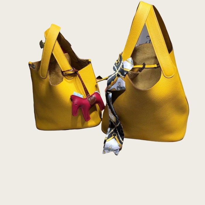 Genuine Togo Calfskin Leather Bucket Bag Designer Picotin Tote Bag with A Leather Horse Keychain 1 Sillk Scarf