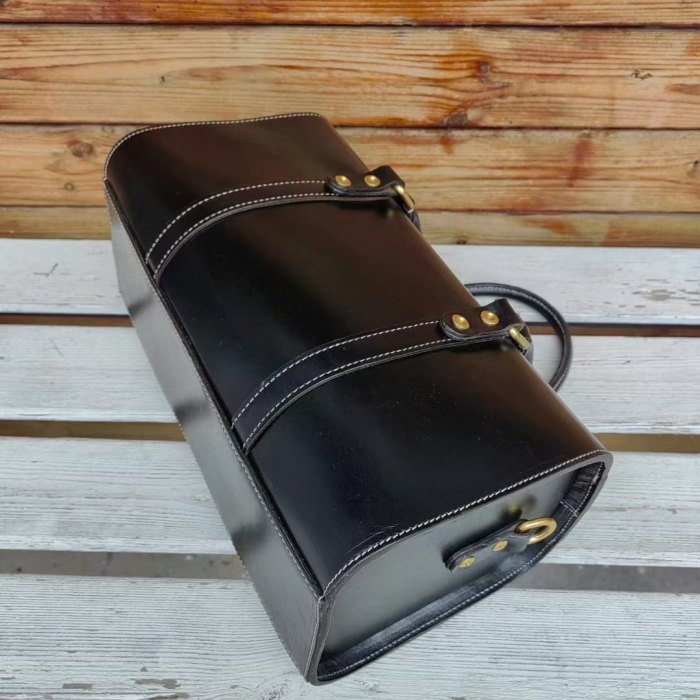 Italian Vegetable Tanned Full‑Grain Leather Pillow Stud Bag