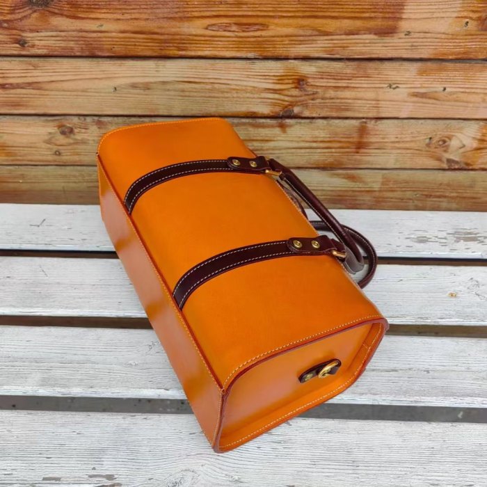 Italian Vegetable Tanned Full‑Grain Leather Pillow Stud Bag