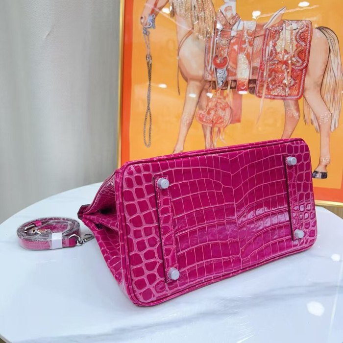 Women‘s Croc Embossed Leather Handbag with Silver Hardware