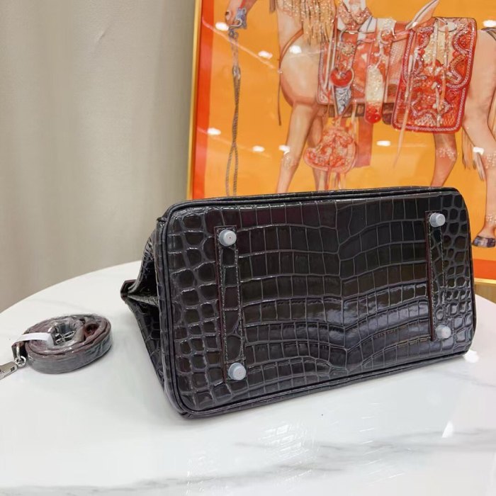 Women‘s Croc Embossed Leather Handbag with Silver Hardware