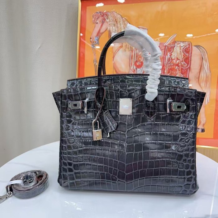 Women‘s Croc Embossed Leather Handbag with Silver Hardware