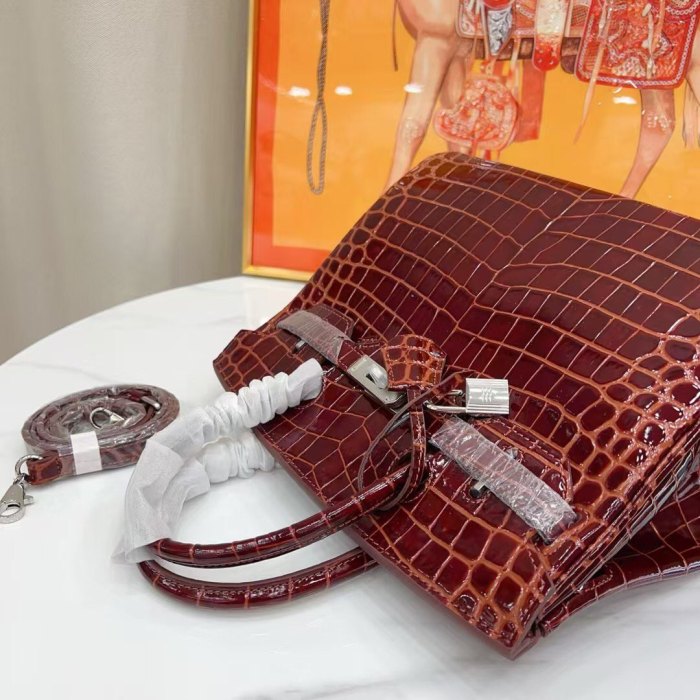 Women‘s Croc Embossed Leather Handbag with Silver Hardware