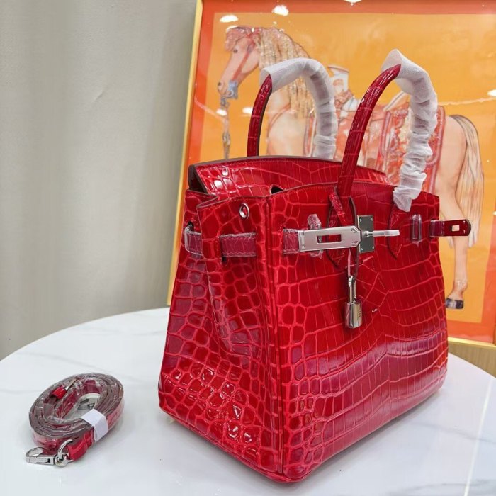 Women‘s Croc Embossed Leather Handbag with Silver Hardware