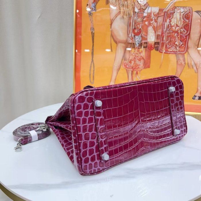 Women‘s Croc Embossed Leather Handbag with Silver Hardware