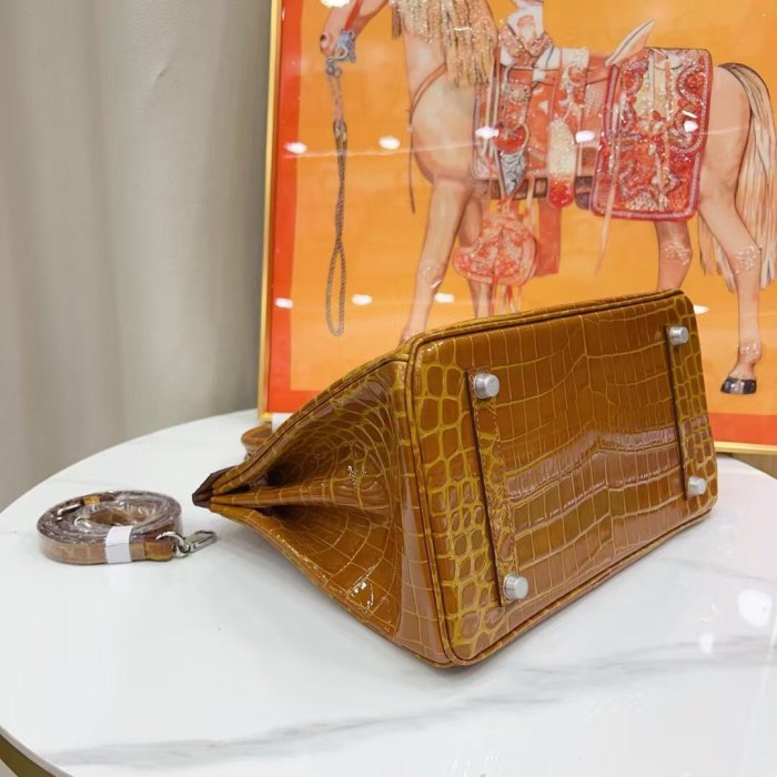 Women‘s Croc Embossed Leather Handbag with Silver Hardware