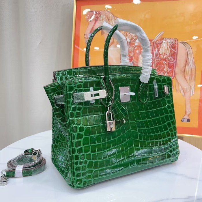 Women‘s Croc Embossed Leather Handbag with Silver Hardware