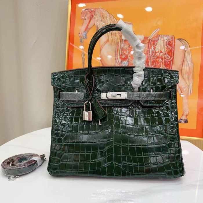 Women‘s Croc Embossed Leather Handbag with Silver Hardware
