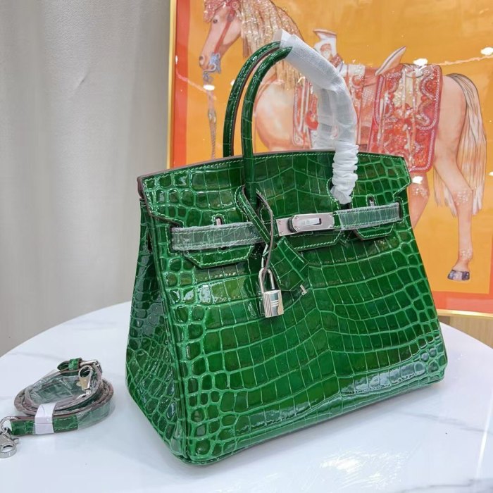 Women‘s Croc Embossed Leather Handbag with Silver Hardware