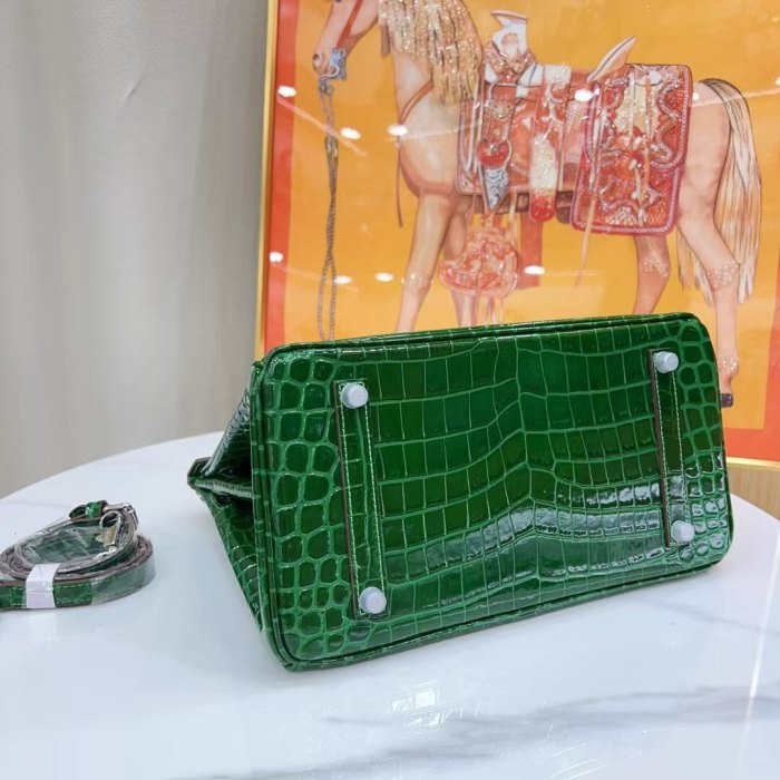 Women‘s Croc Embossed Leather Handbag with Silver Hardware