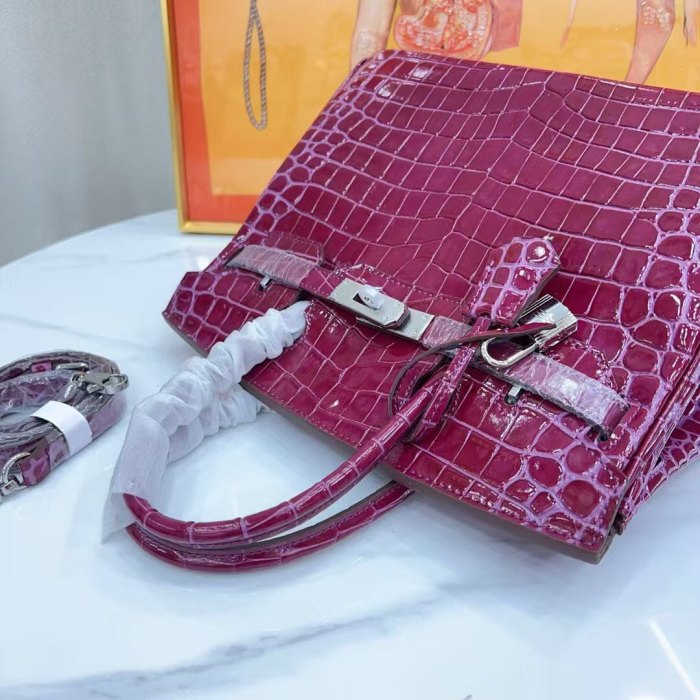 Women‘s Croc Embossed Leather Handbag with Silver Hardware