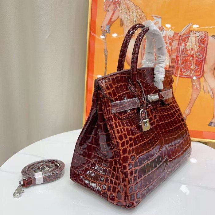 Women‘s Croc Embossed Leather Handbag with Silver Hardware