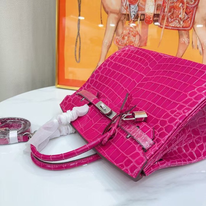 Women‘s Croc Embossed Leather Handbag with Silver Hardware