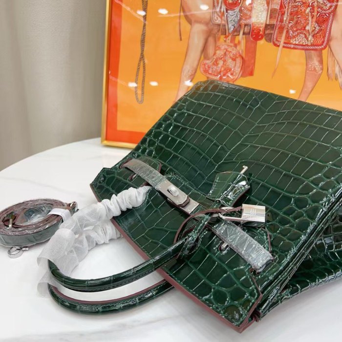 Women‘s Croc Embossed Leather Handbag with Silver Hardware