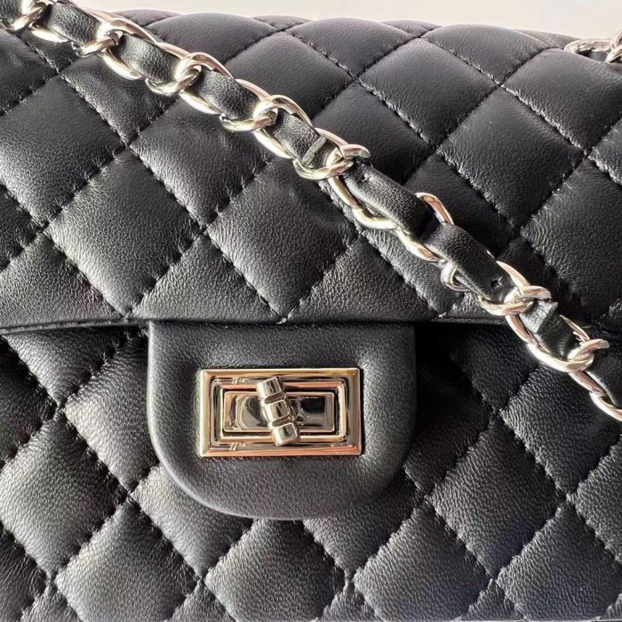 Classic Flap Style Small Quilted Full-Grain Lambskin Bag23cm