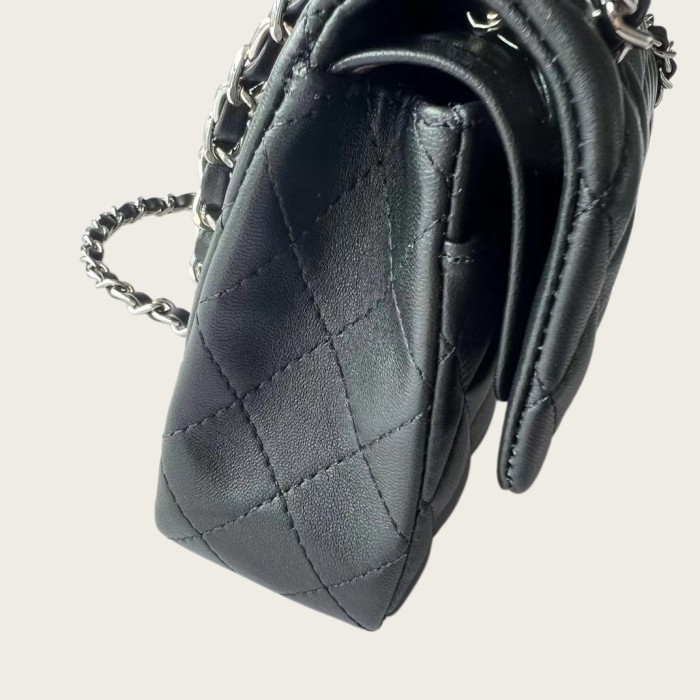 Classic Flap Style Small Quilted Full-Grain Lambskin Bag23cm