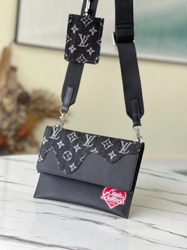 Handbag Louis Vuitton M81013 size 22 x 17 x 1cm
