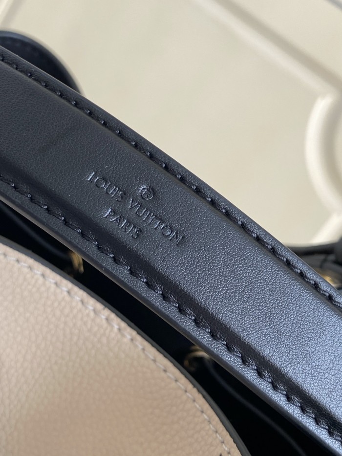 Handbag Louis Vuitton 46023 size 26 x 26 x 17.5 cm