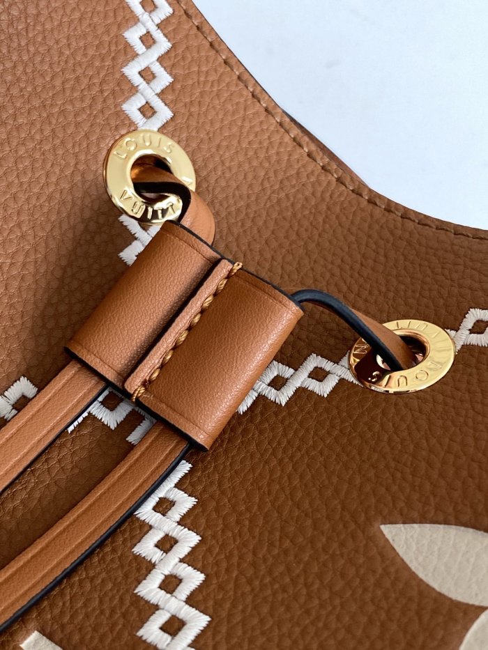Handbag Louis Vuitton 46029 size 26 x 26 x 17.5 cm