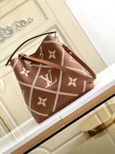 Handbag Louis Vuitton 46029 size 26 x 26 x 17.5 cm