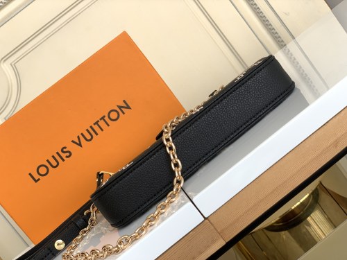 Handbag Louis Vuitton M81137 size 19x 11.5 x 3 cm