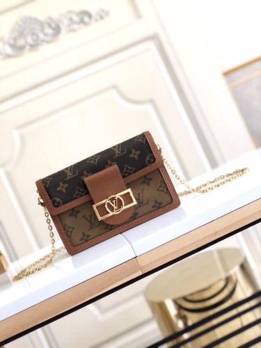 Handbag Louis Vuitton M68746 size 18.5x12x5 cm