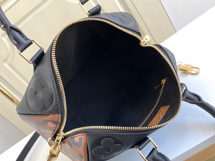 Handbag Louis Vuitton M58524 size 25.0 x 19.0 x 15.0 cm