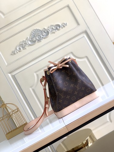 Handbag Louis Vuitton M40817 size22×24×15cm