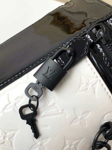 Handbag Louis Vuitton M20487 size 15 x 17 x 15 cm