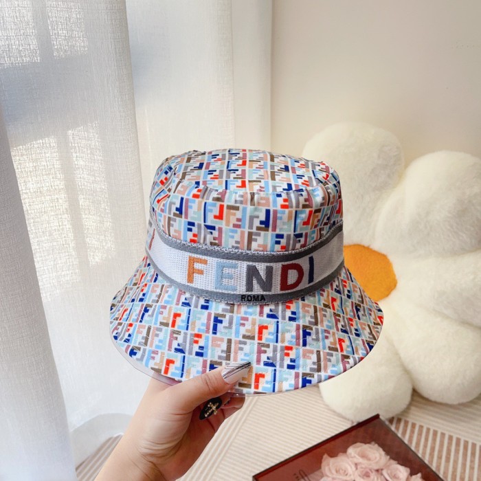 Streetwear Hat Fendi 329372