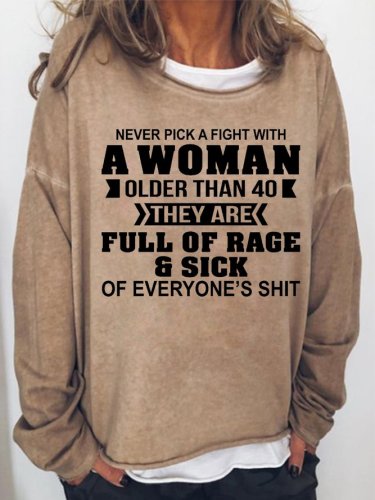 Never Pick A Fight With A Woman Older Than 40 Women‘s Sweatshirt
