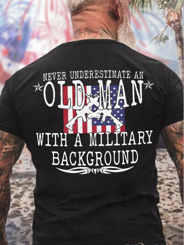 Men's Funny Never Understimate An Old Man With A Military Background Graphic Printing Casual Text Letters Cotton T-Shirt