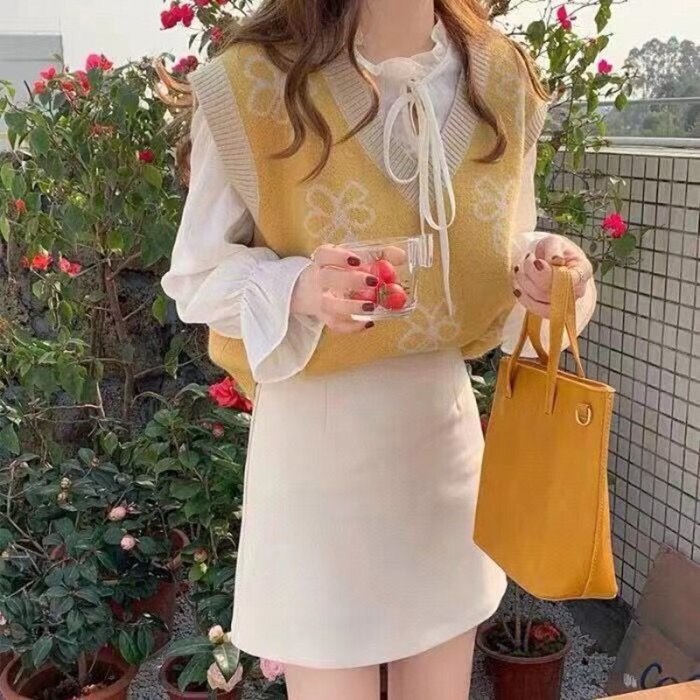 Sweater Vest Women Vintage Print Fashion Sleeveless Loose Chic Korean Style All-match Elegant Autumn Tops Woman Simple V-neck
