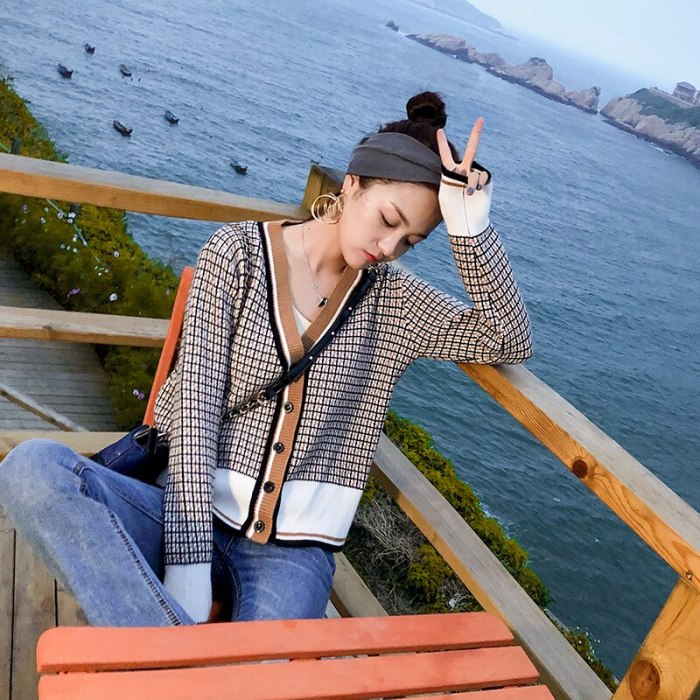 Sweater coat ladies short paragraph Spring and Autumn new fashion plaid loose knit V-neck cardigan