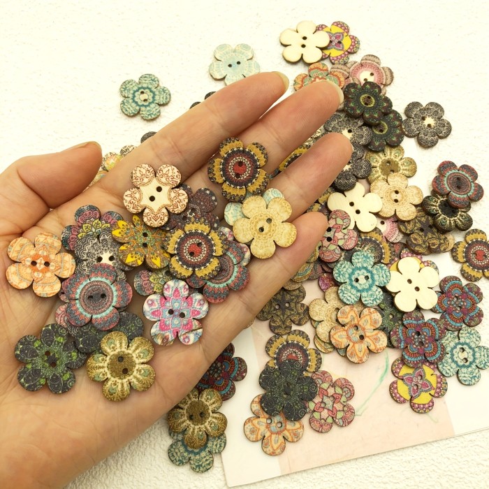 50pcs 0.7in Vintage Painted Mixed Flowers 2-Hole Wooden Button Handmade Crafts Sewing Clothing Accessories