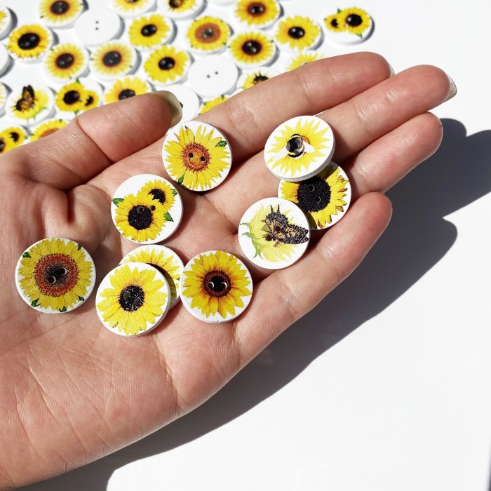 50pcs\u002Fpack Colored Drawing Daisy Flowers Wooden Button DIY Crafts Handwork Sewing Decoration Buttons Junk Magazine Decoration