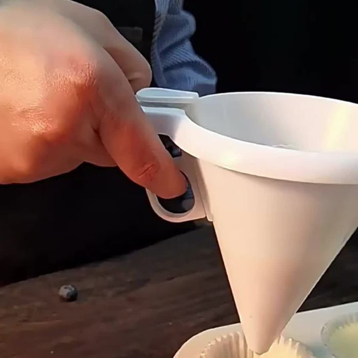 All-Purpose Handheld Baking Funnel – Adjustable Cream & Chocolate Dispenser for Professional Cake Decorating