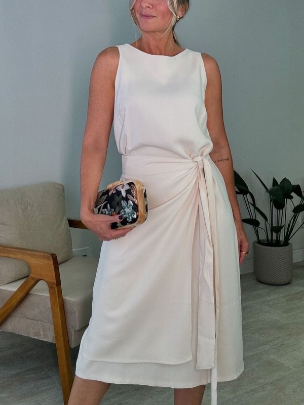 Elegant sleeveless waist-cinching dress
